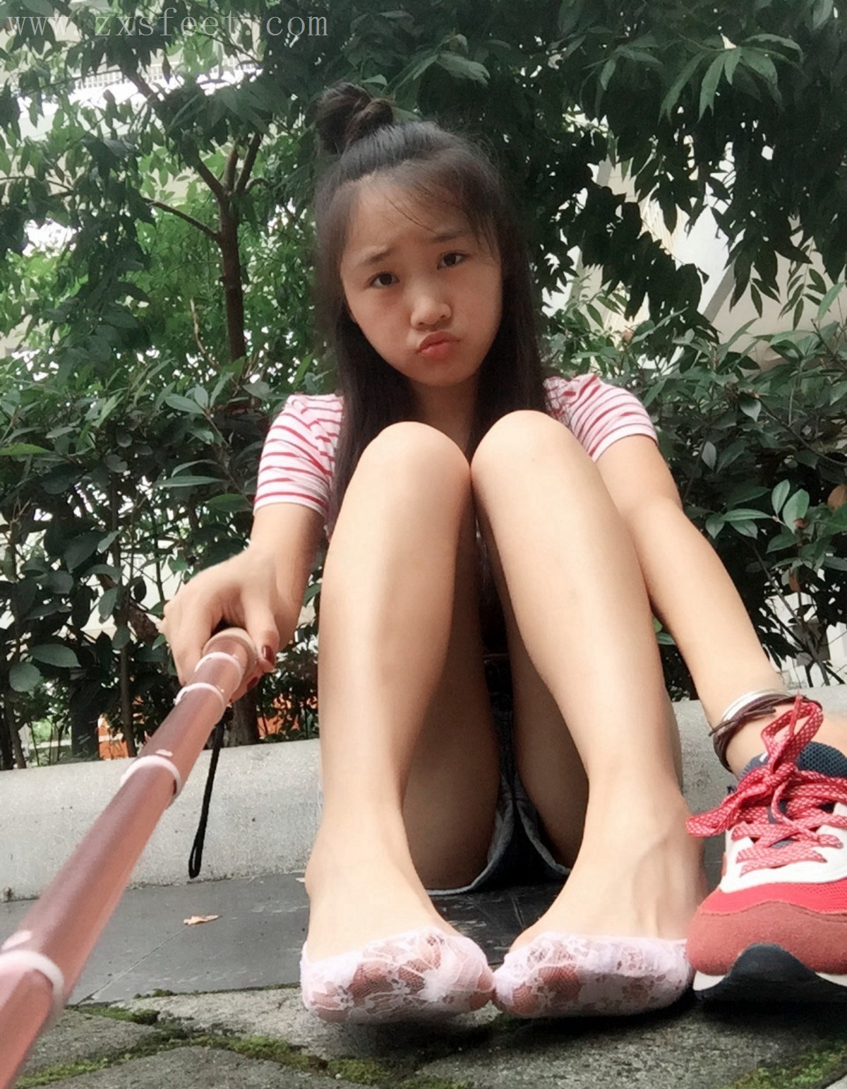 《夏季街边的自拍》作品图