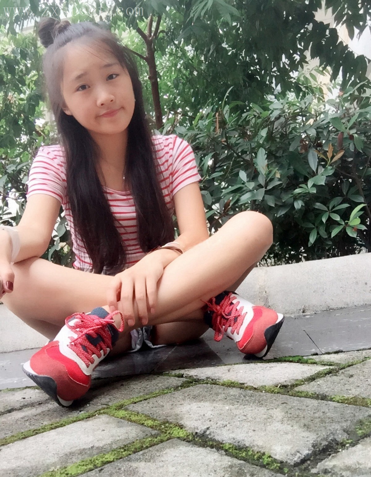 《夏季街边的自拍》作品图