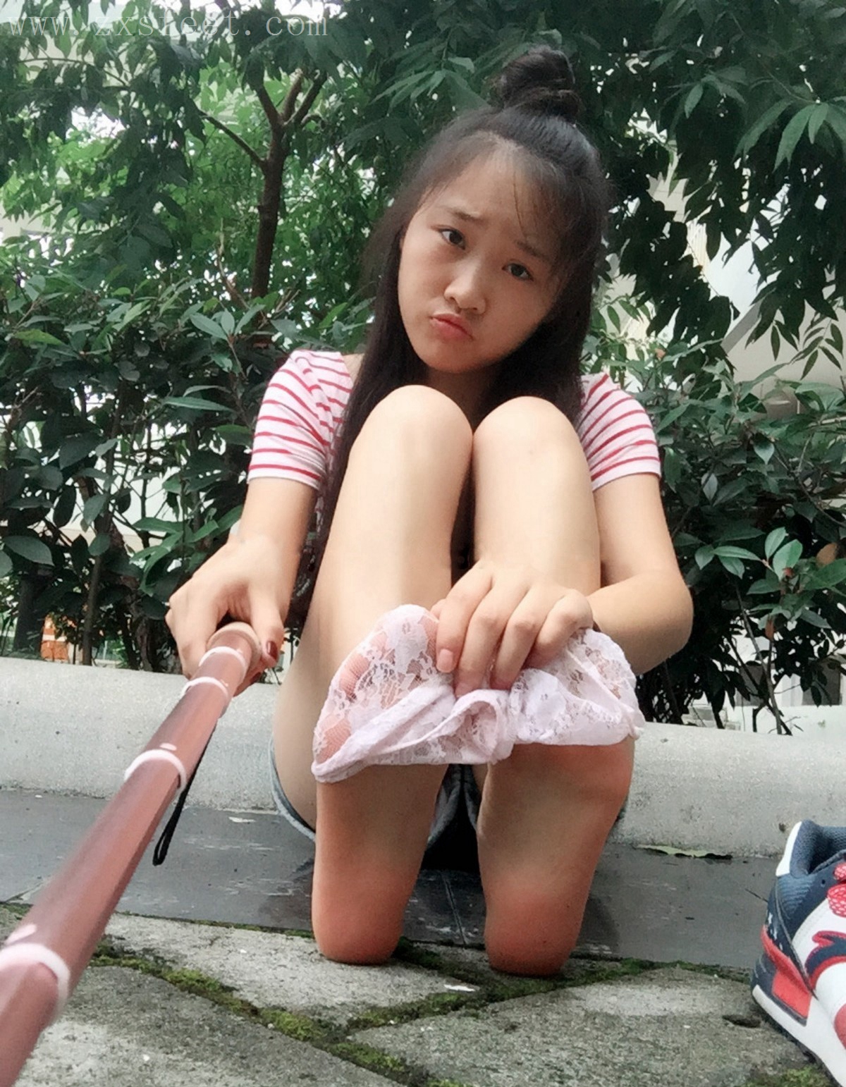 《夏季街边的自拍》作品图