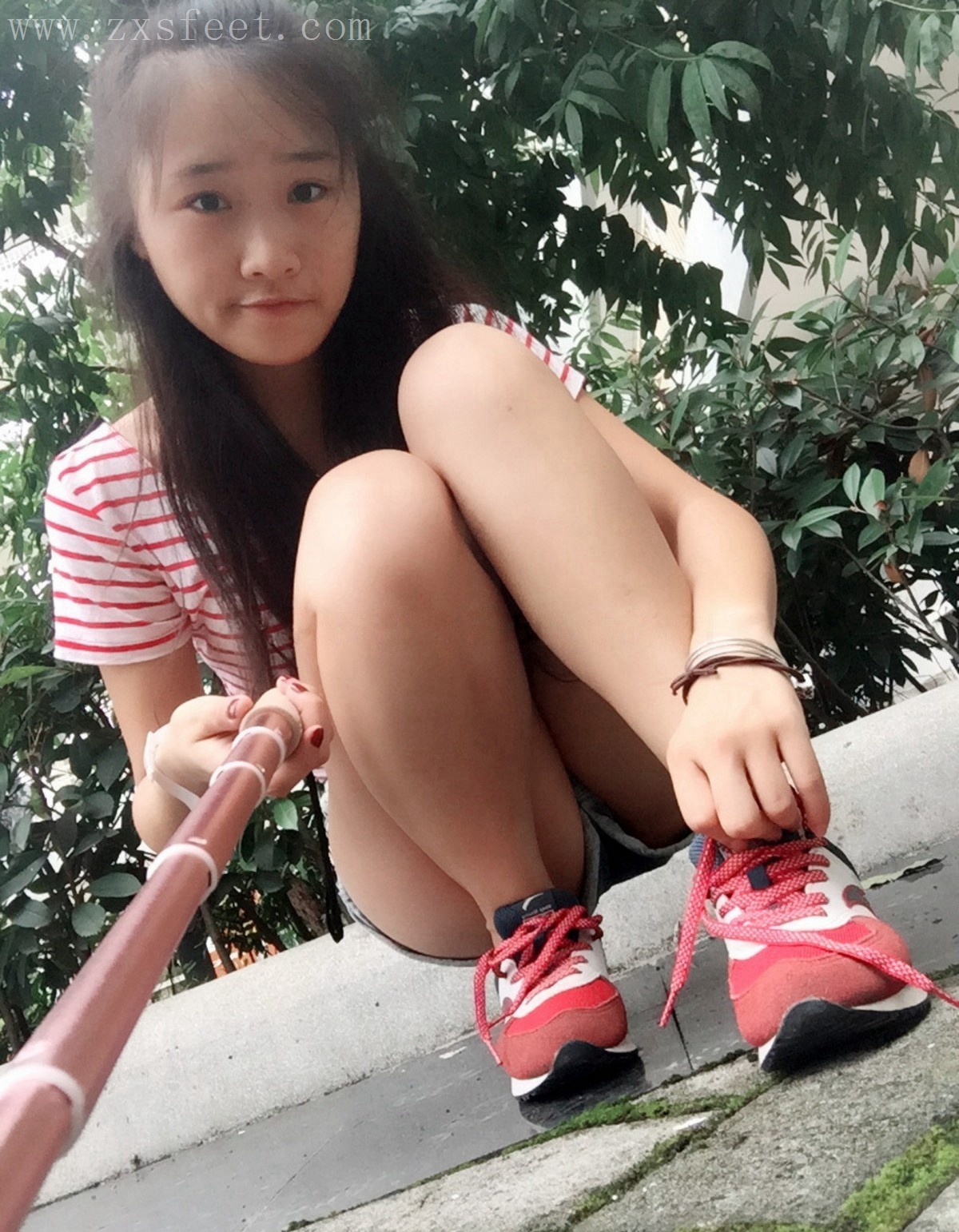 《夏季街边的自拍》作品图