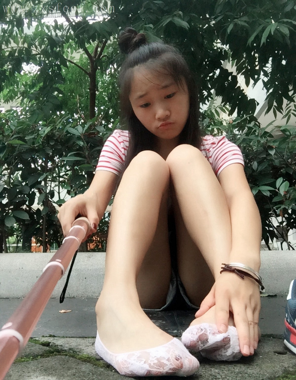 《夏季街边的自拍》作品图