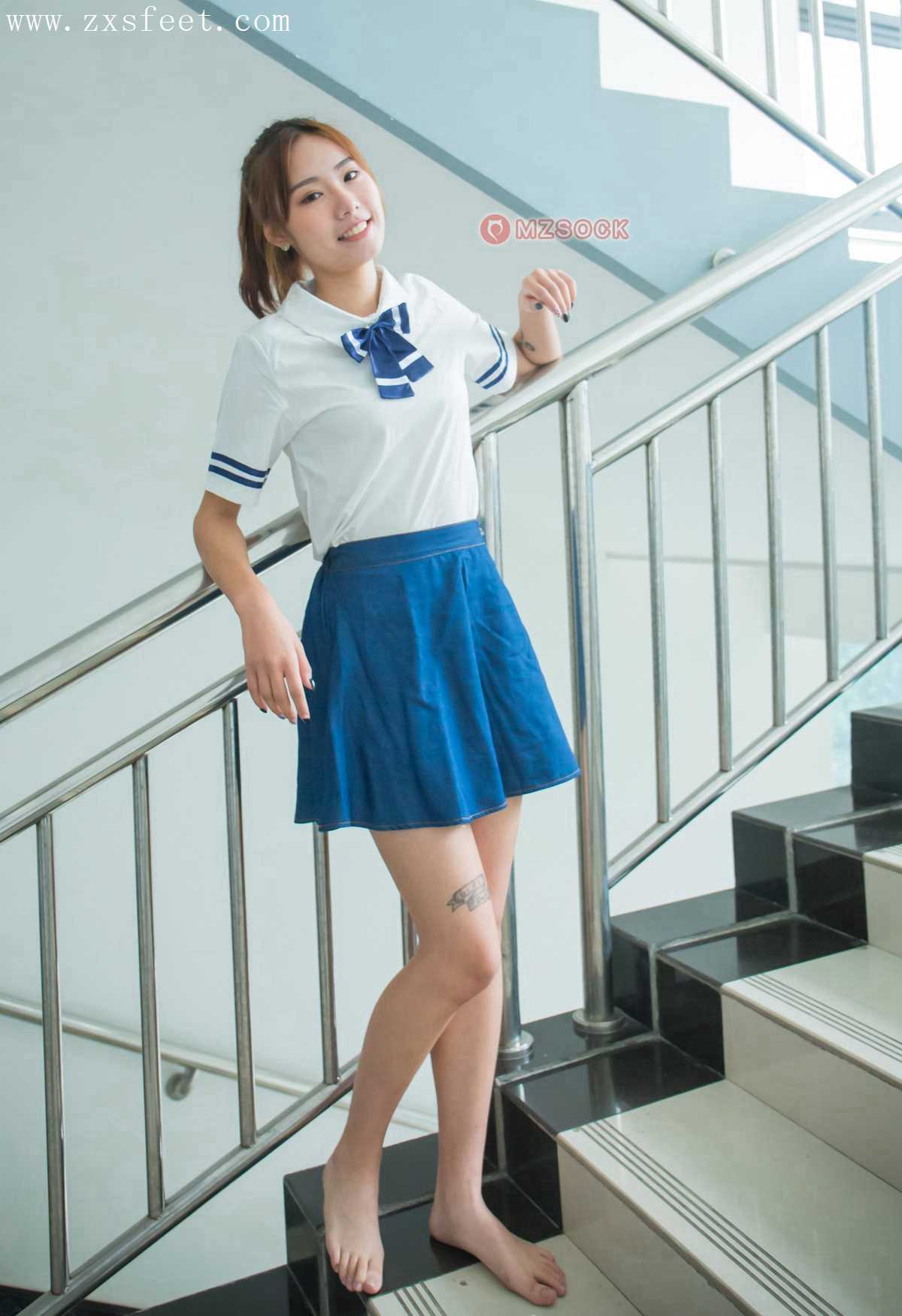 《教室里寻觅一缕心香》作品图