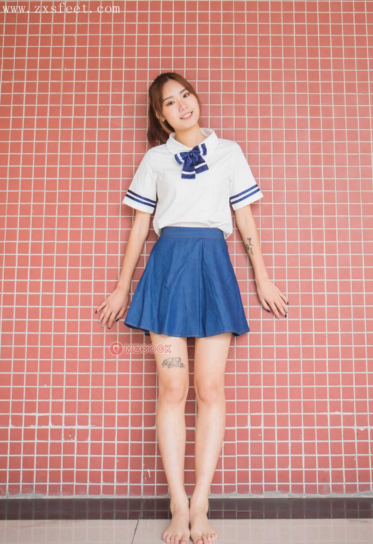 《教室里寻觅一缕心香》作品图