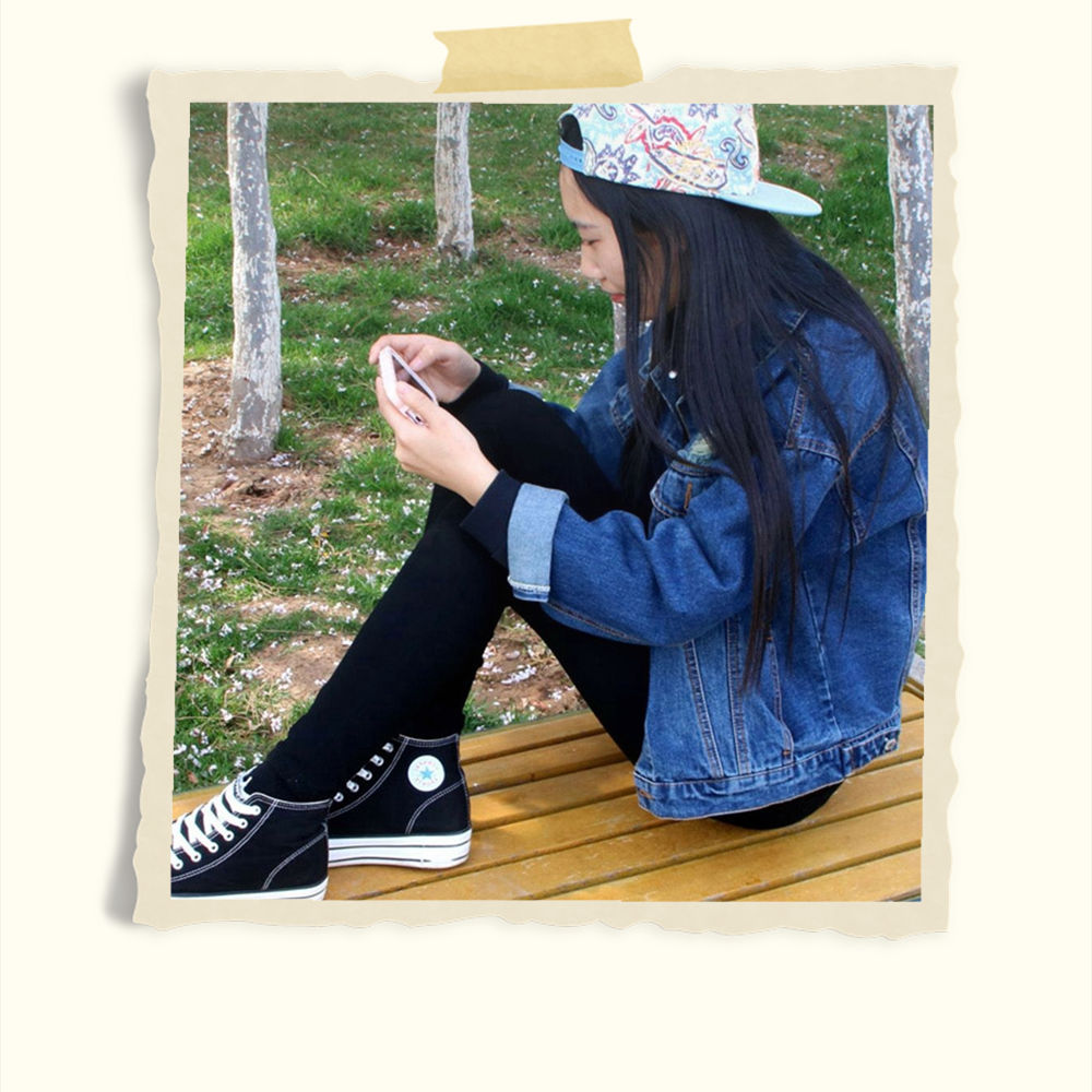 嘻哈高帮帆布鞋少女