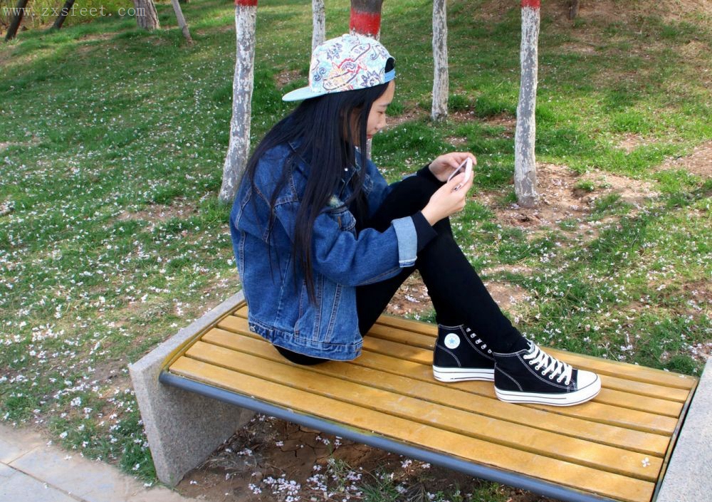 《嘻哈高帮帆布鞋少女》作品图