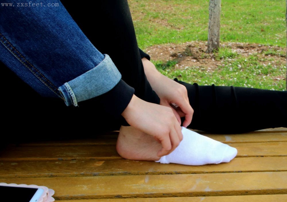 《嘻哈高帮帆布鞋少女》作品图