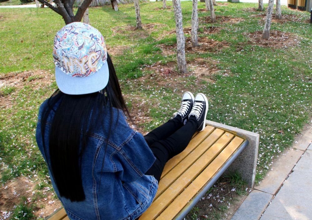 《嘻哈高帮帆布鞋少女》作品图