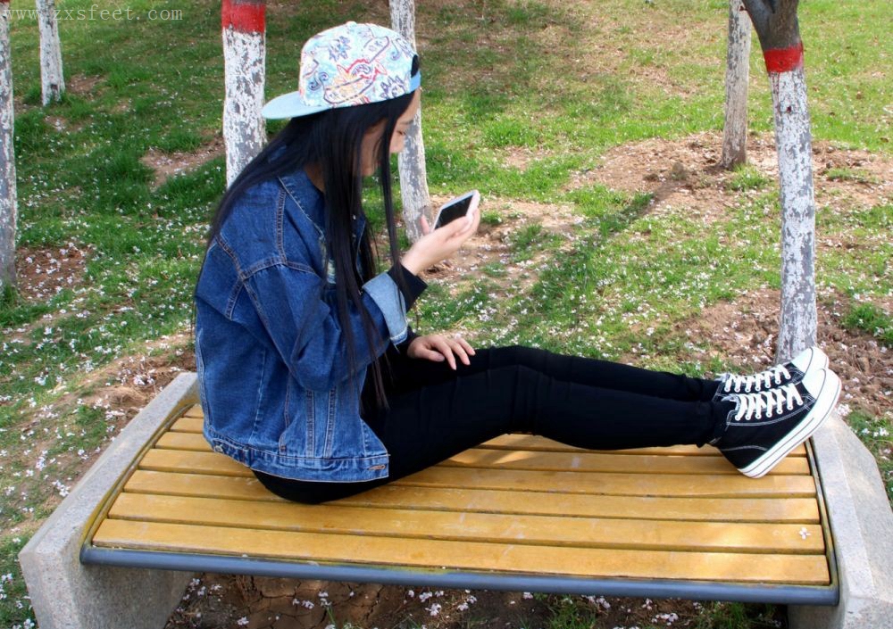 《嘻哈高帮帆布鞋少女》作品图