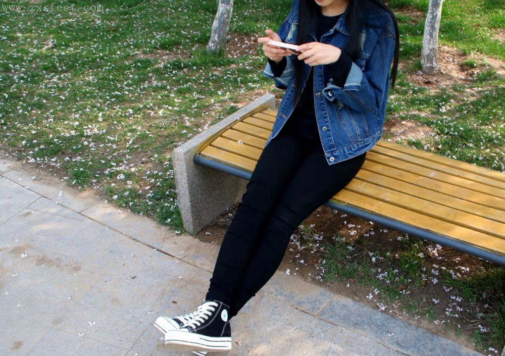 《嘻哈高帮帆布鞋少女》作品图