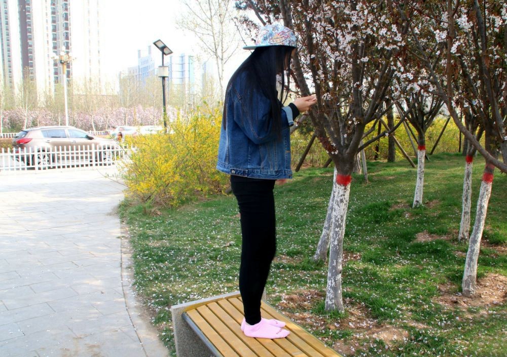 《嘻哈高帮帆布鞋少女》作品图