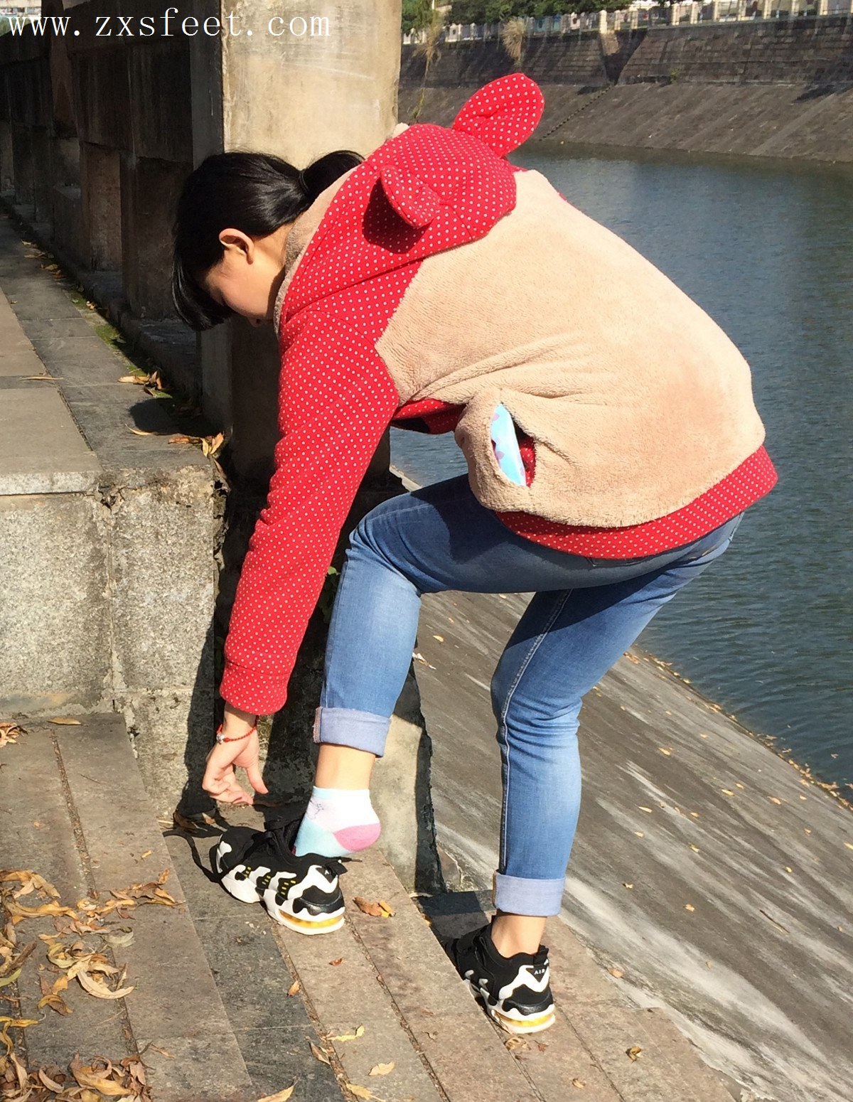 《抠脚女孩》作品图