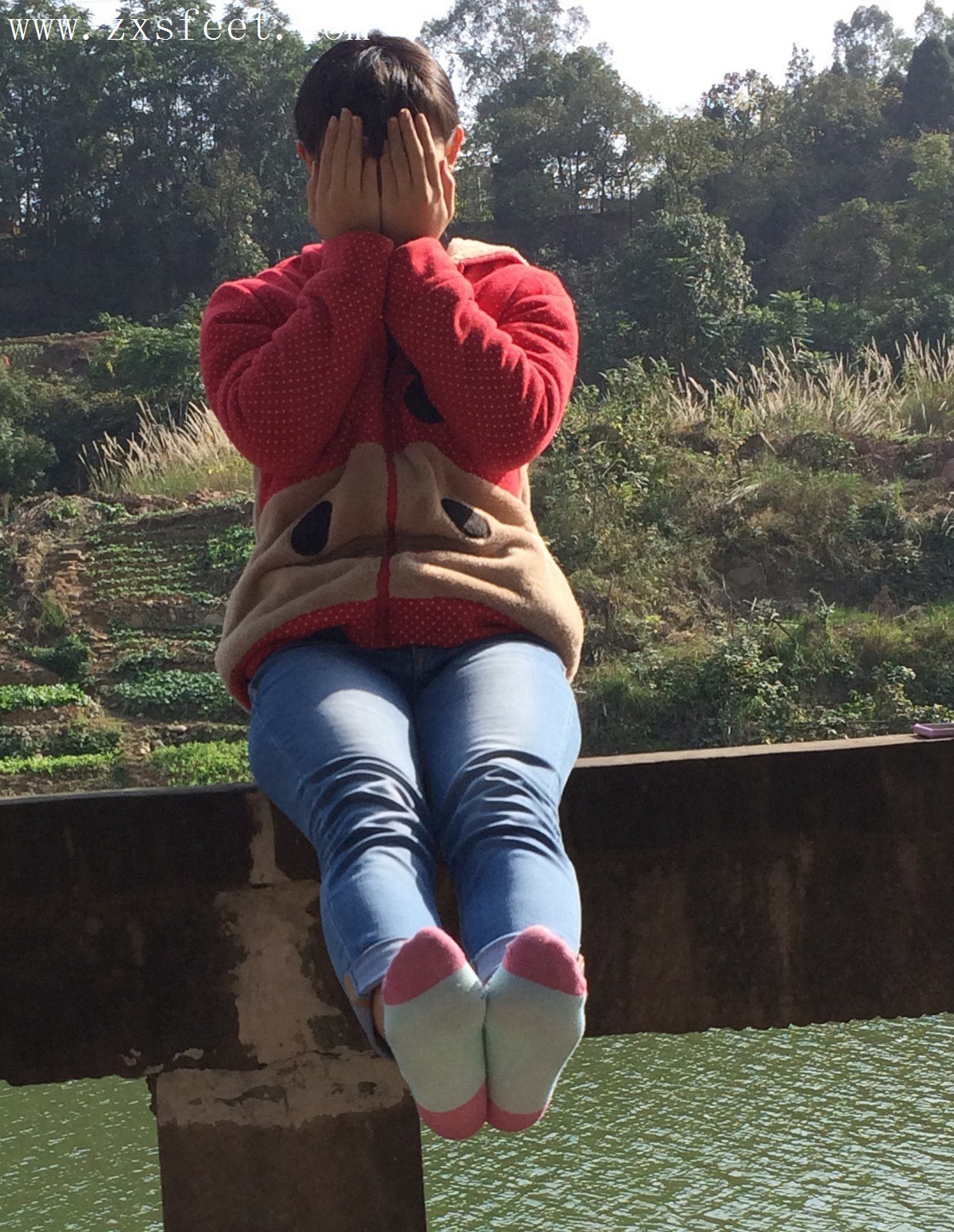 《抠脚女孩》作品图