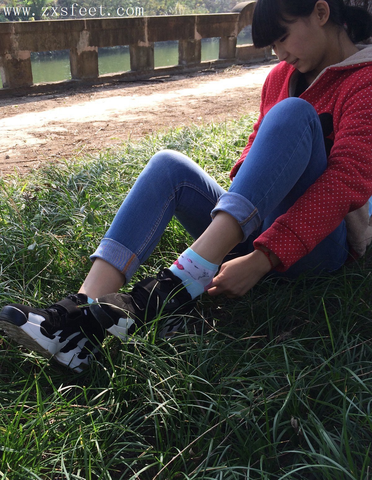 《抠脚女孩》作品图