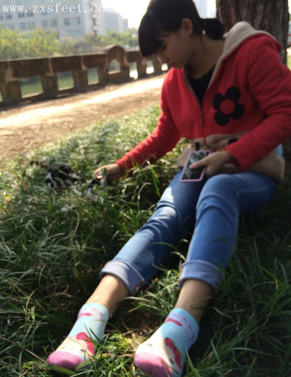 《抠脚女孩》作品图