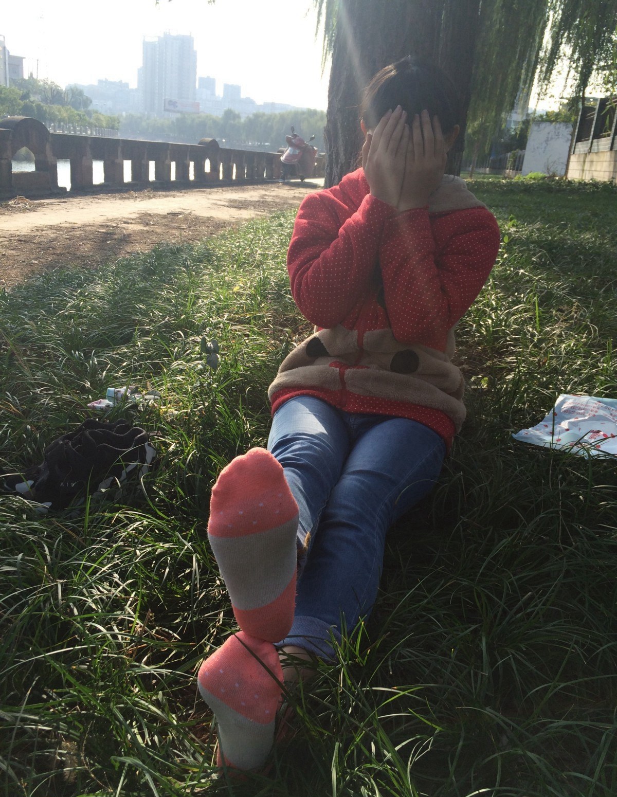 《抠脚女孩》作品图