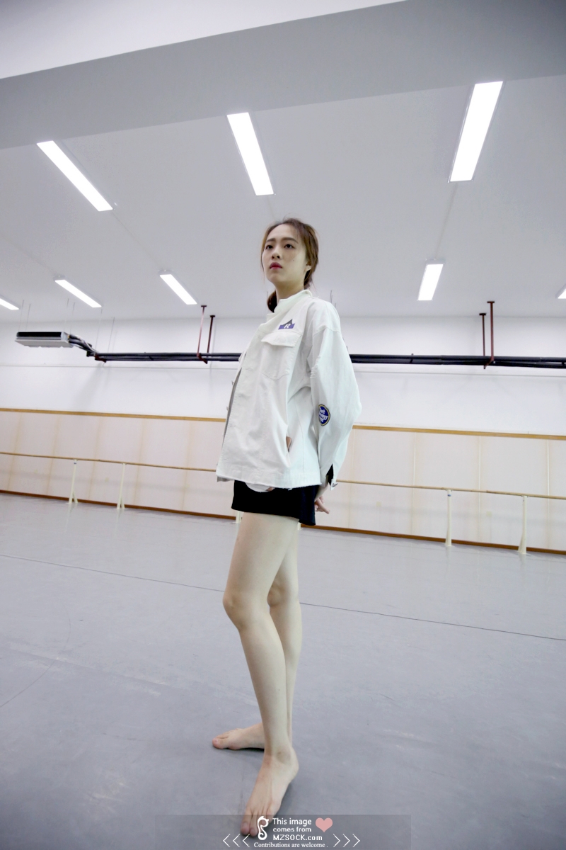 《舞蹈房里的长腿裸足诱惑》作品图