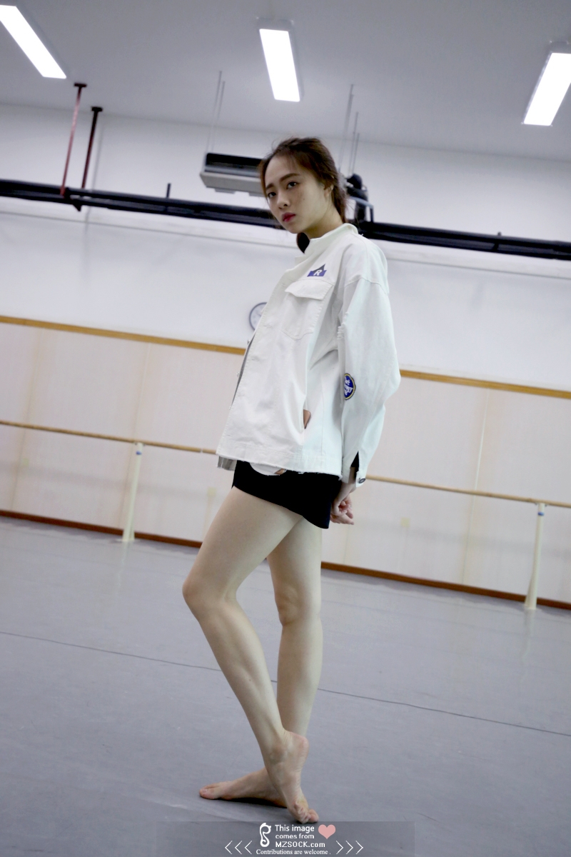 《舞蹈房里的长腿裸足诱惑》作品图