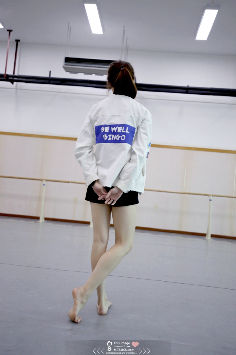 《舞蹈房里的长腿裸足诱惑》作品图