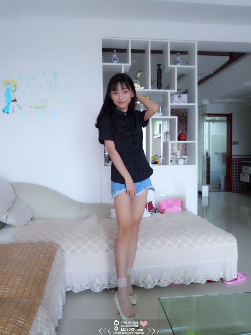 《小女友萌萌丝袜脚第二辑》作品图