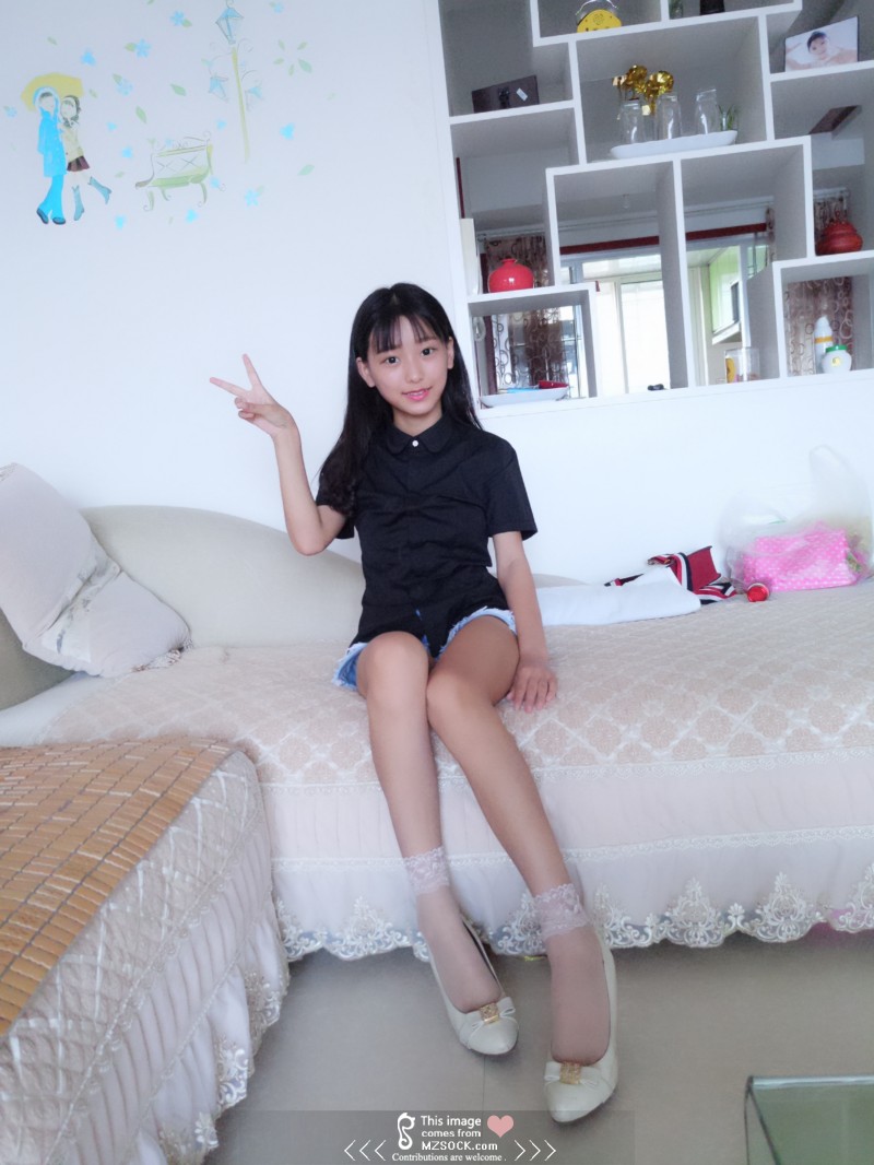 《小女友萌萌丝袜脚第二辑》作品图