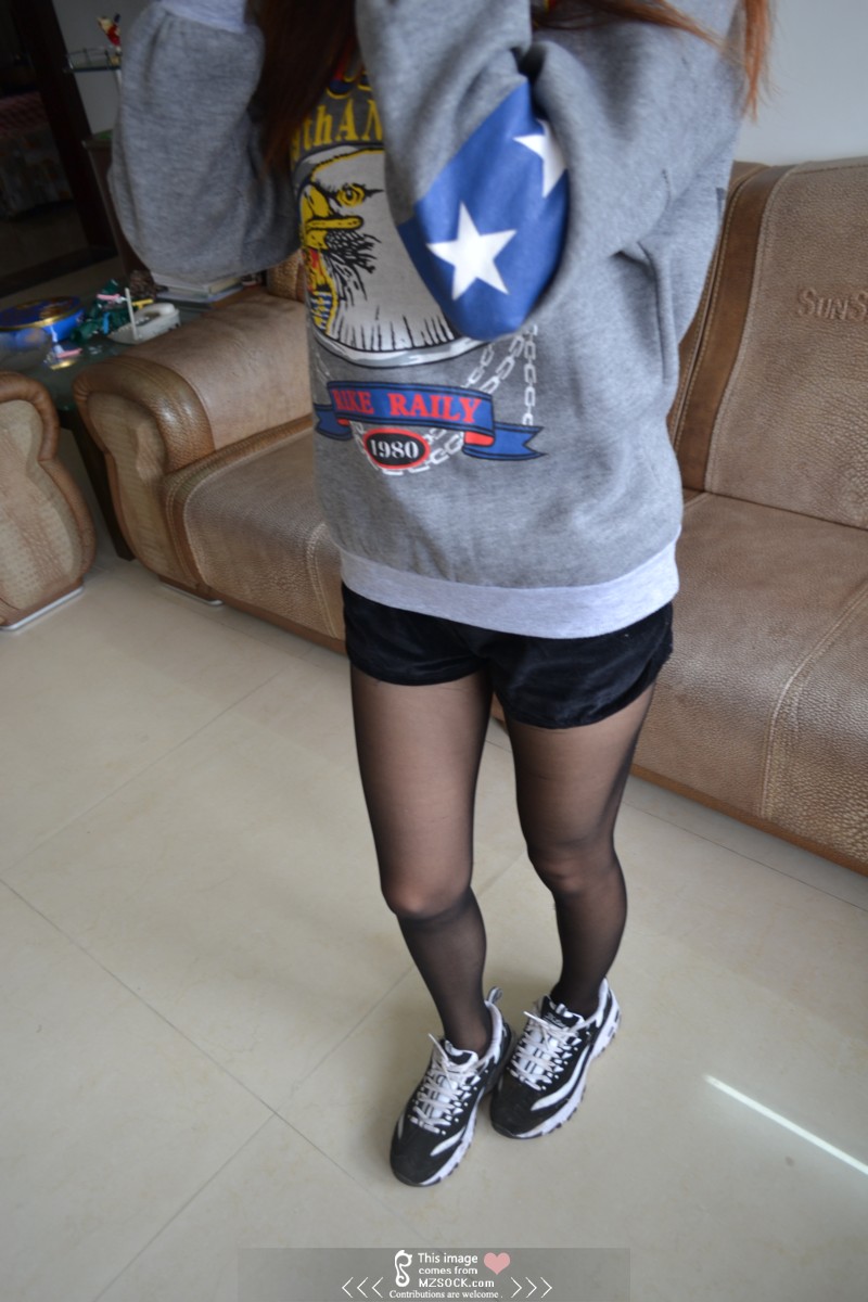 《学妹的黑丝脚配运动鞋》作品图