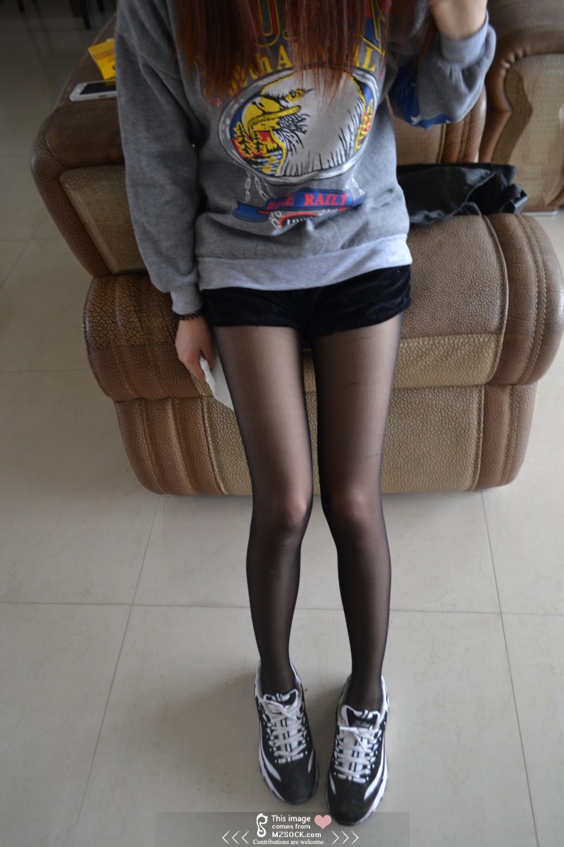 《学妹的黑丝脚配运动鞋》作品图