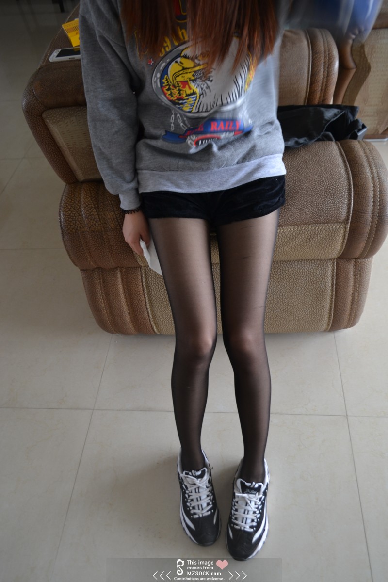 《学妹的黑丝脚配运动鞋》作品图