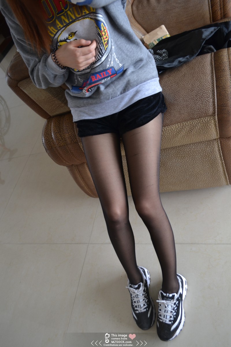 《学妹的黑丝脚配运动鞋》作品图