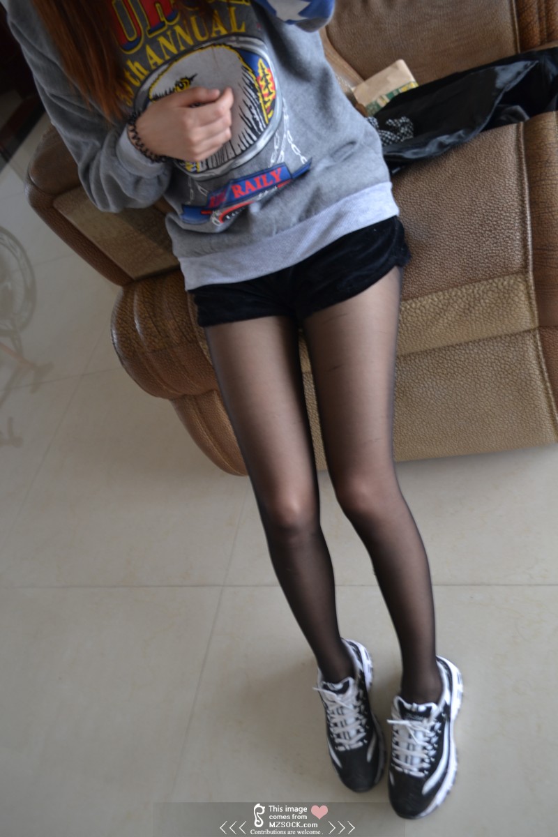 《学妹的黑丝脚配运动鞋》作品图