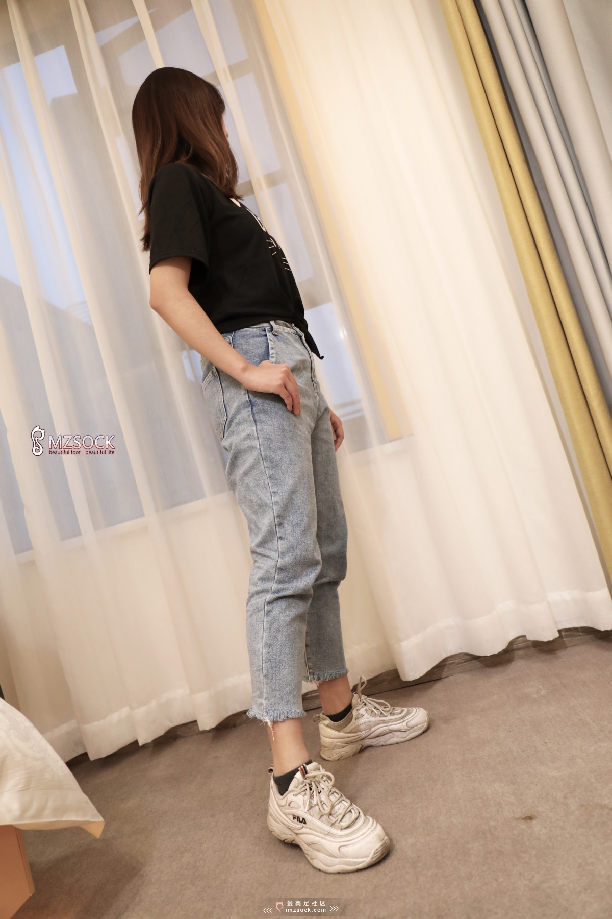 《牛仔裤下的美眉》作品图