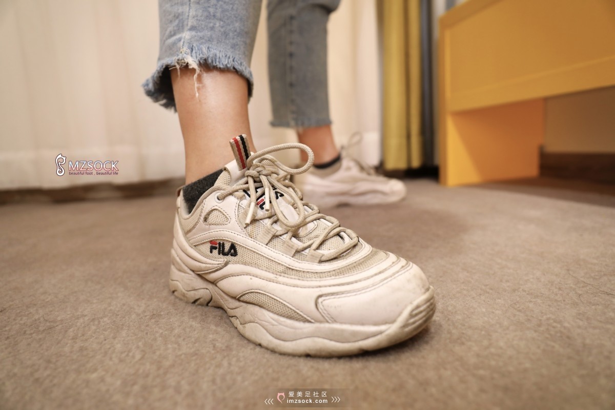 《牛仔裤下的美眉》作品图