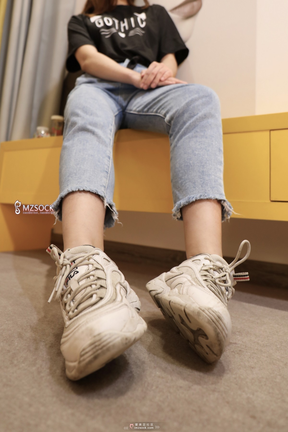 《牛仔裤下的美眉》作品图