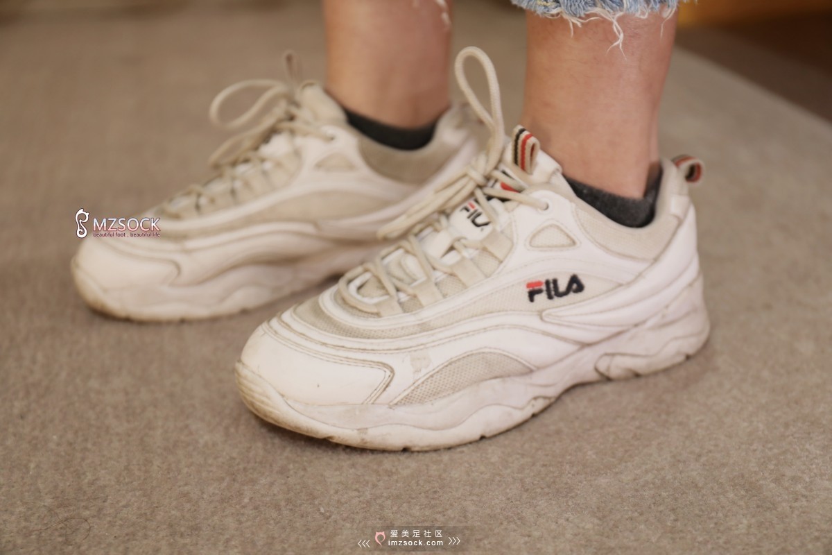 《牛仔裤下的美眉》作品图