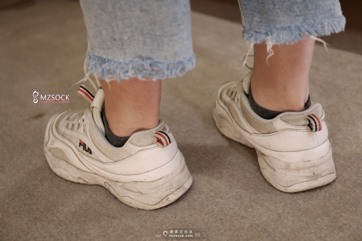 《牛仔裤下的美眉》作品图