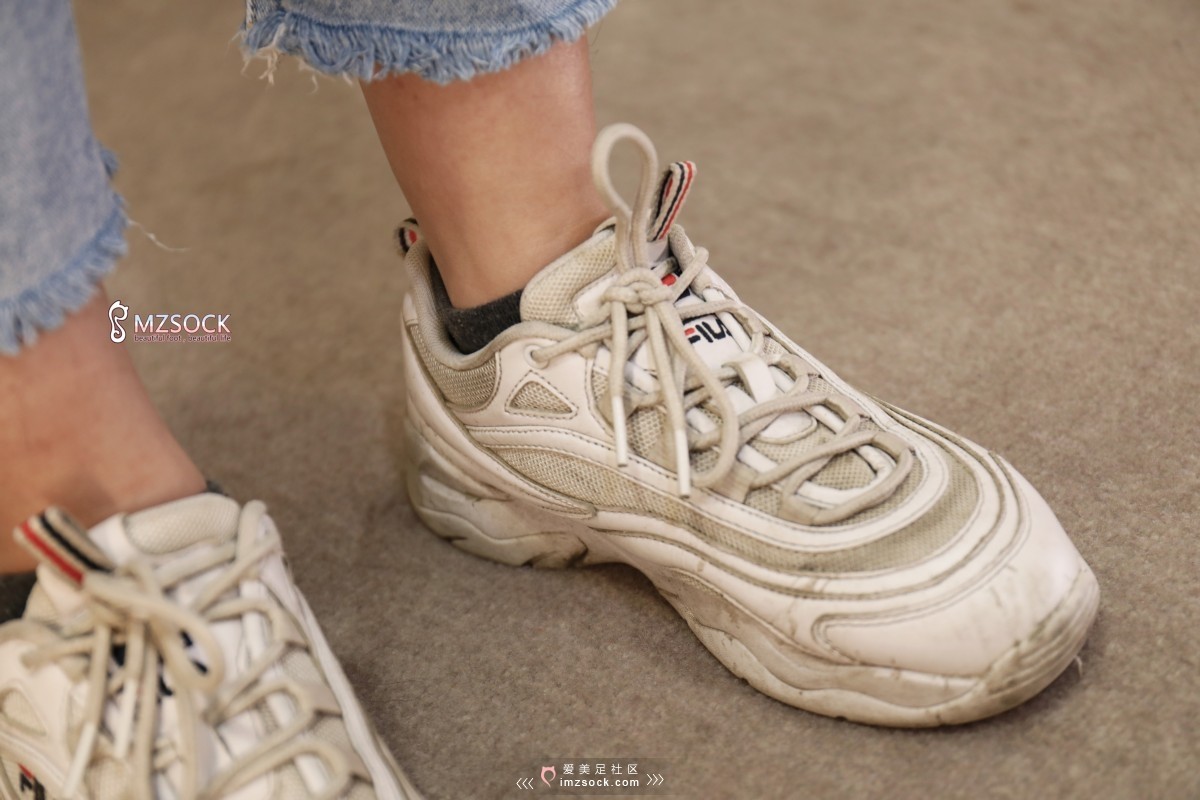 《牛仔裤下的美眉》作品图