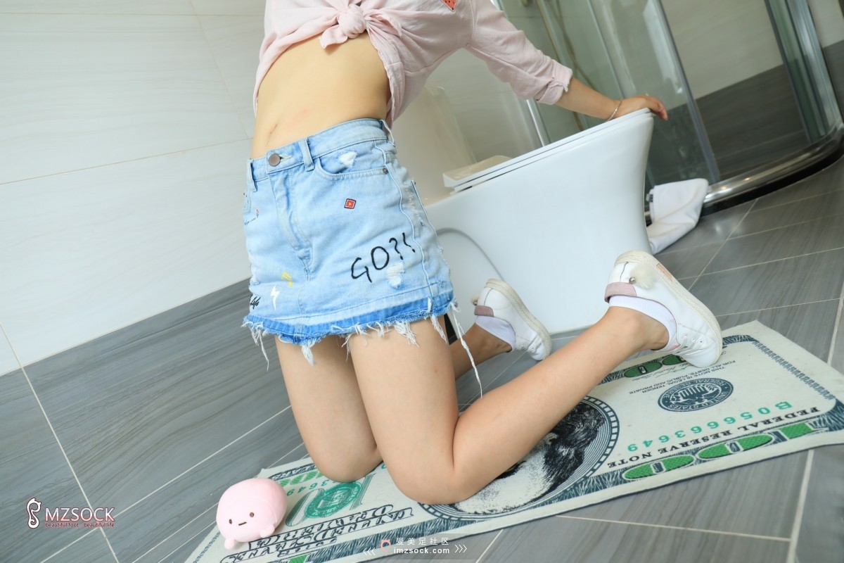 《发黄的白船袜》作品图