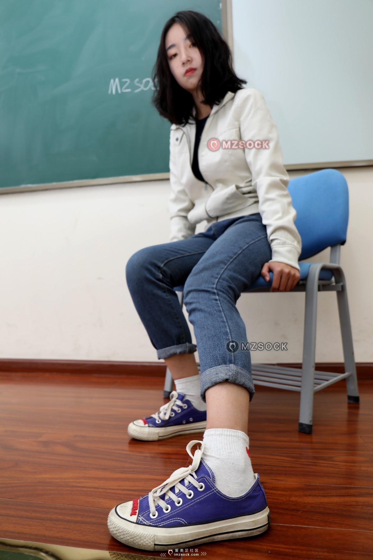 《沫沫教室紫色帆布鞋》作品图