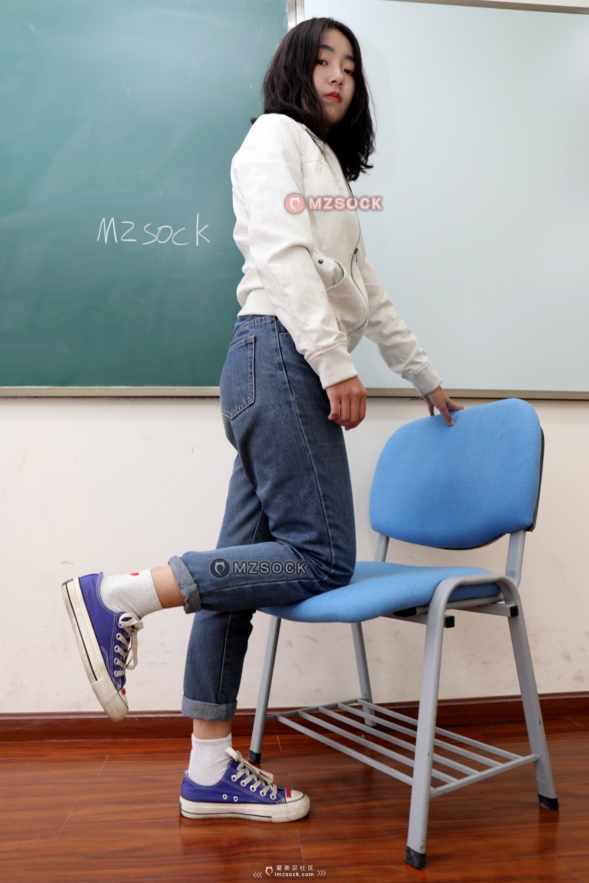 《沫沫教室紫色帆布鞋》作品图