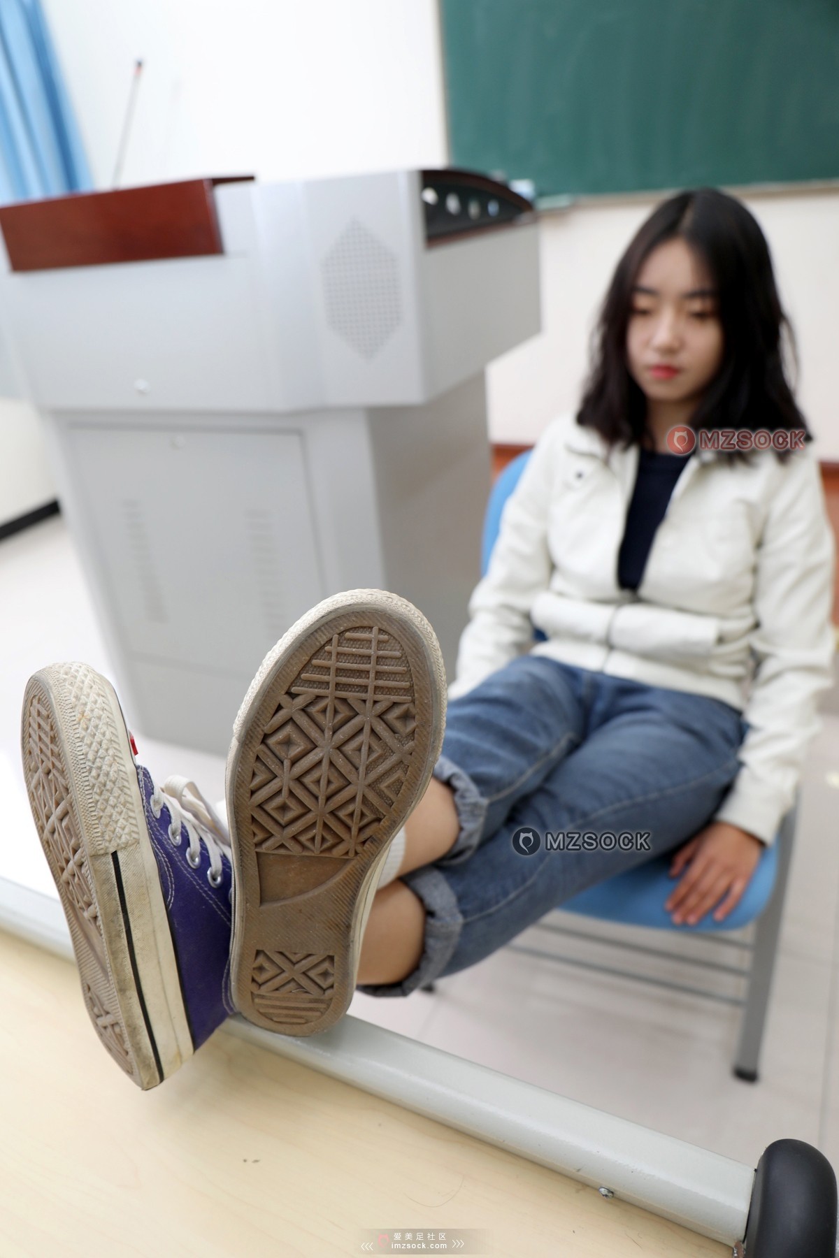 《沫沫教室紫色帆布鞋》作品图