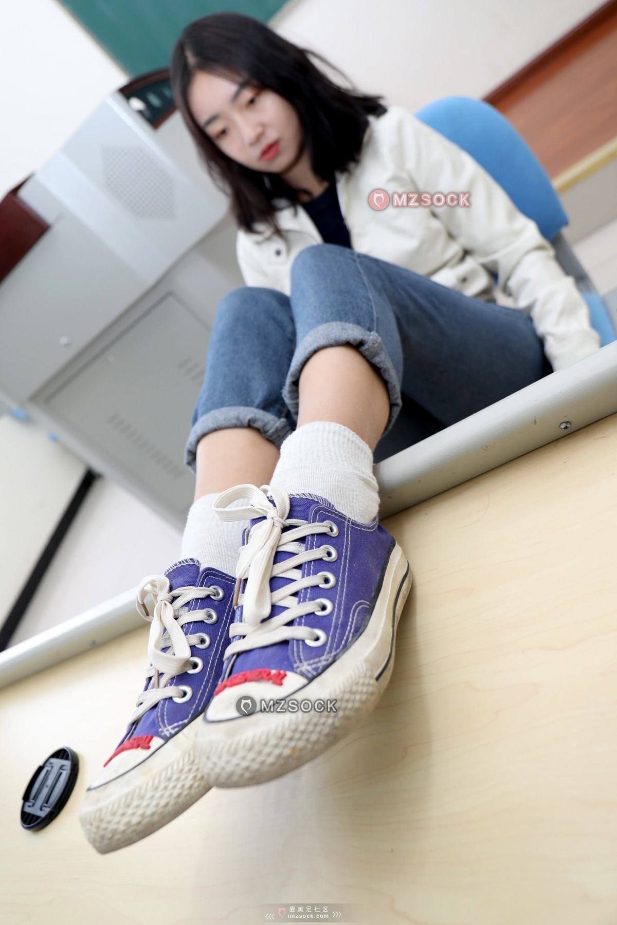 《沫沫教室紫色帆布鞋》作品图