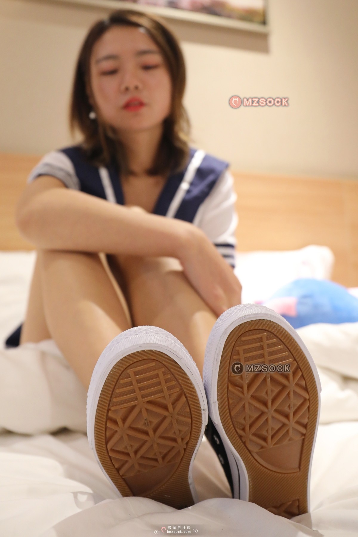 《杨璐 帆布鞋裸足》作品图