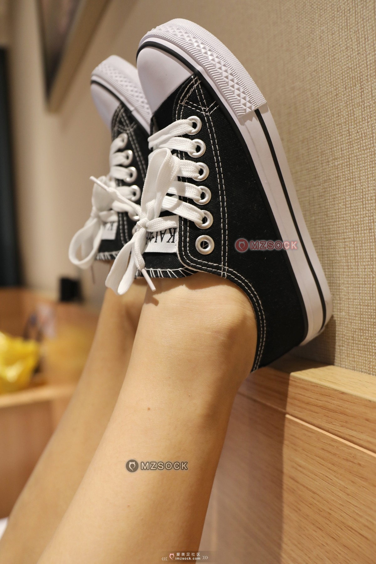 《杨璐 帆布鞋裸足》作品图