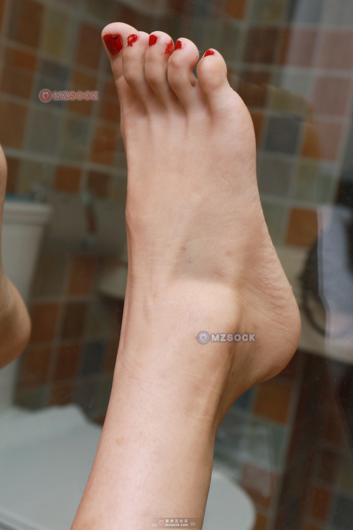 《囡囡裸足酸酸乳》作品图