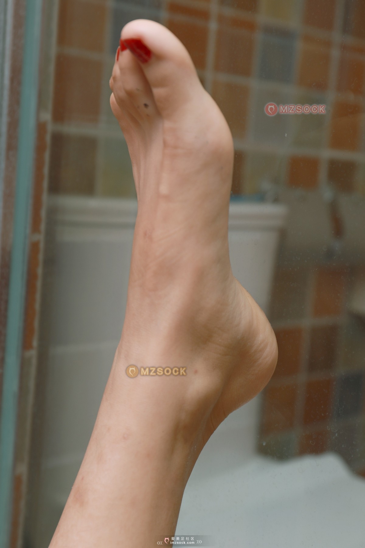 《囡囡裸足酸酸乳》作品图