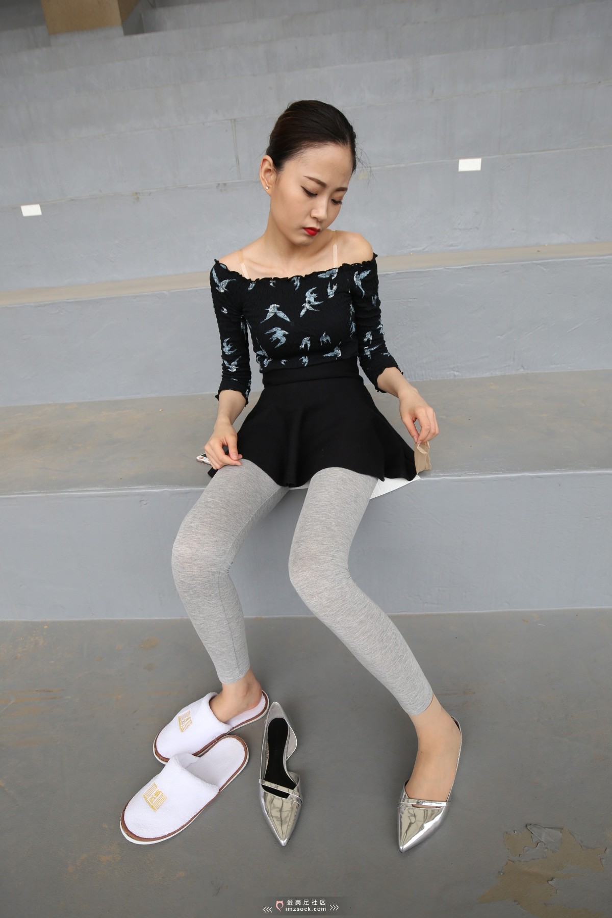 《灰色打底裤 断丝小姐姐》作品图