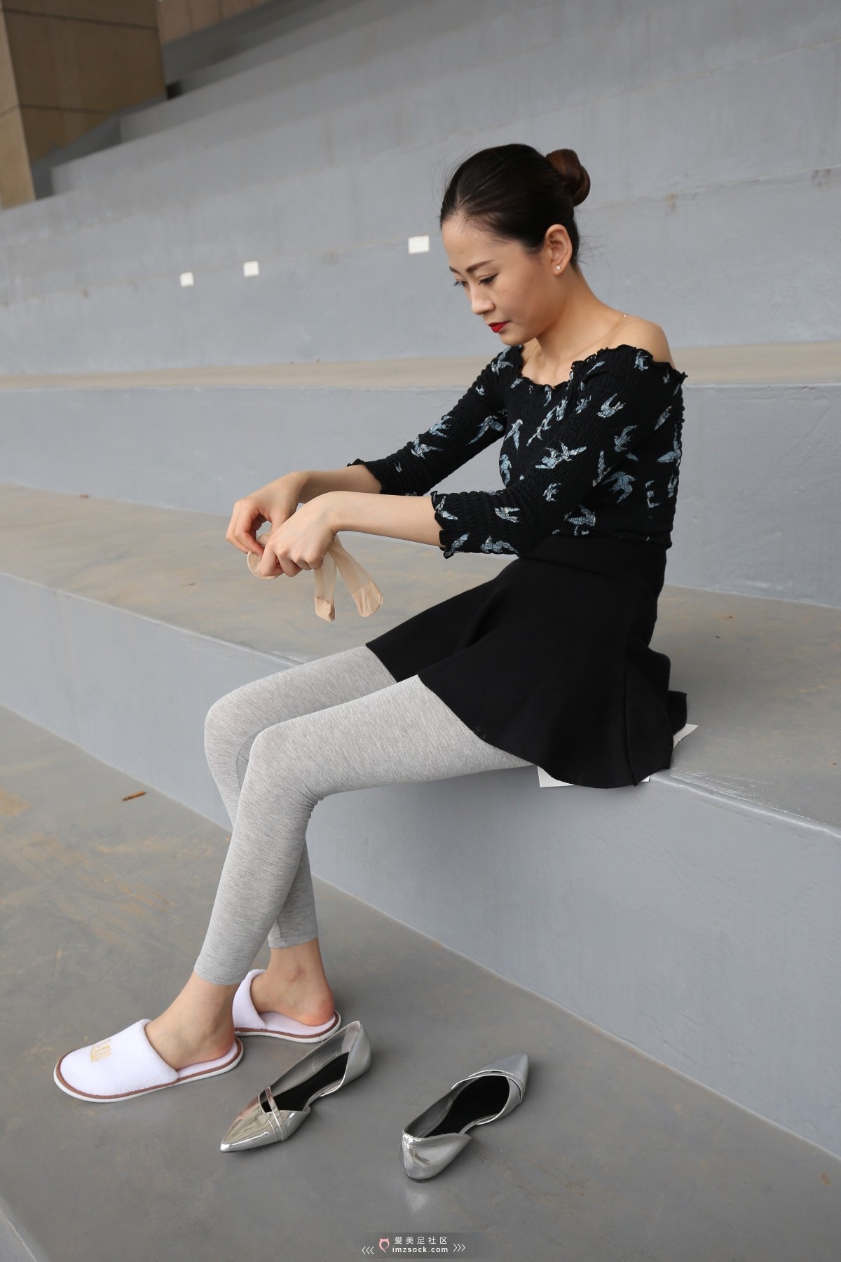 《灰色打底裤 断丝小姐姐》作品图