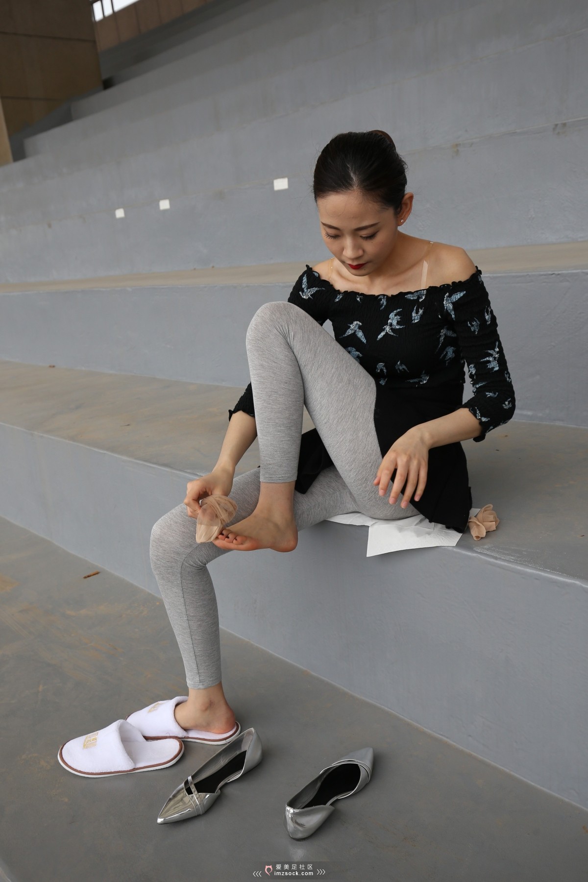 《灰色打底裤 断丝小姐姐》作品图