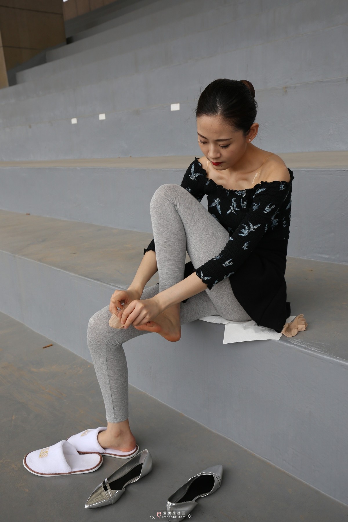 《灰色打底裤 断丝小姐姐》作品图