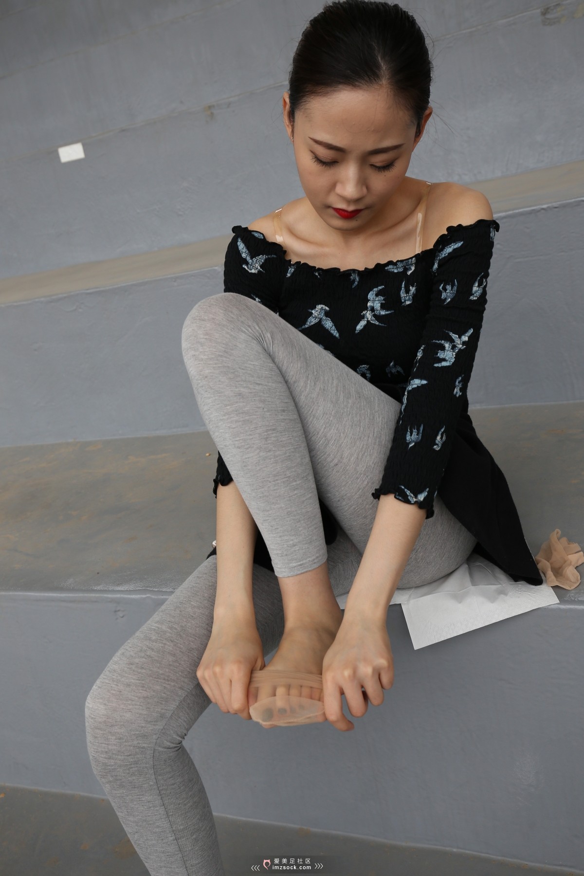 《灰色打底裤 断丝小姐姐》作品图