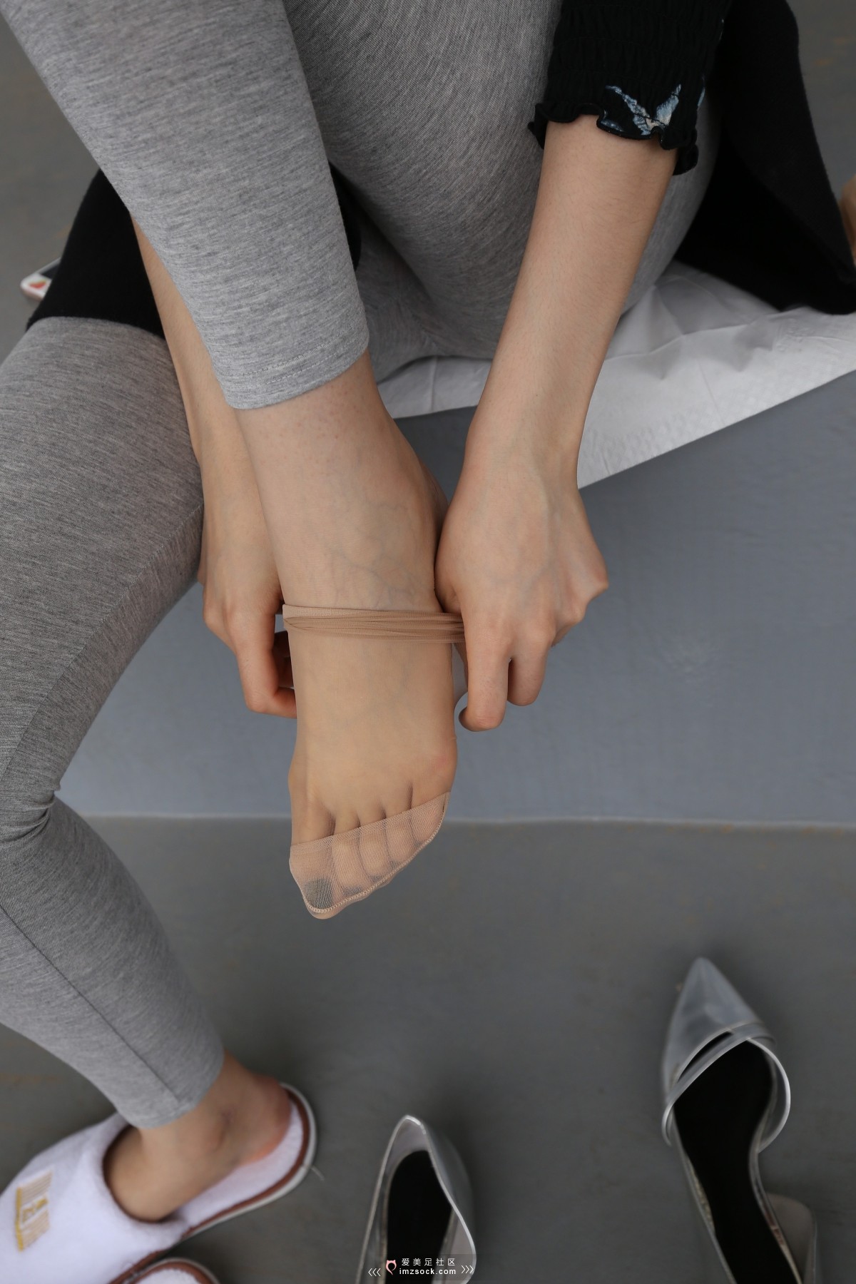 《灰色打底裤 断丝小姐姐》作品图